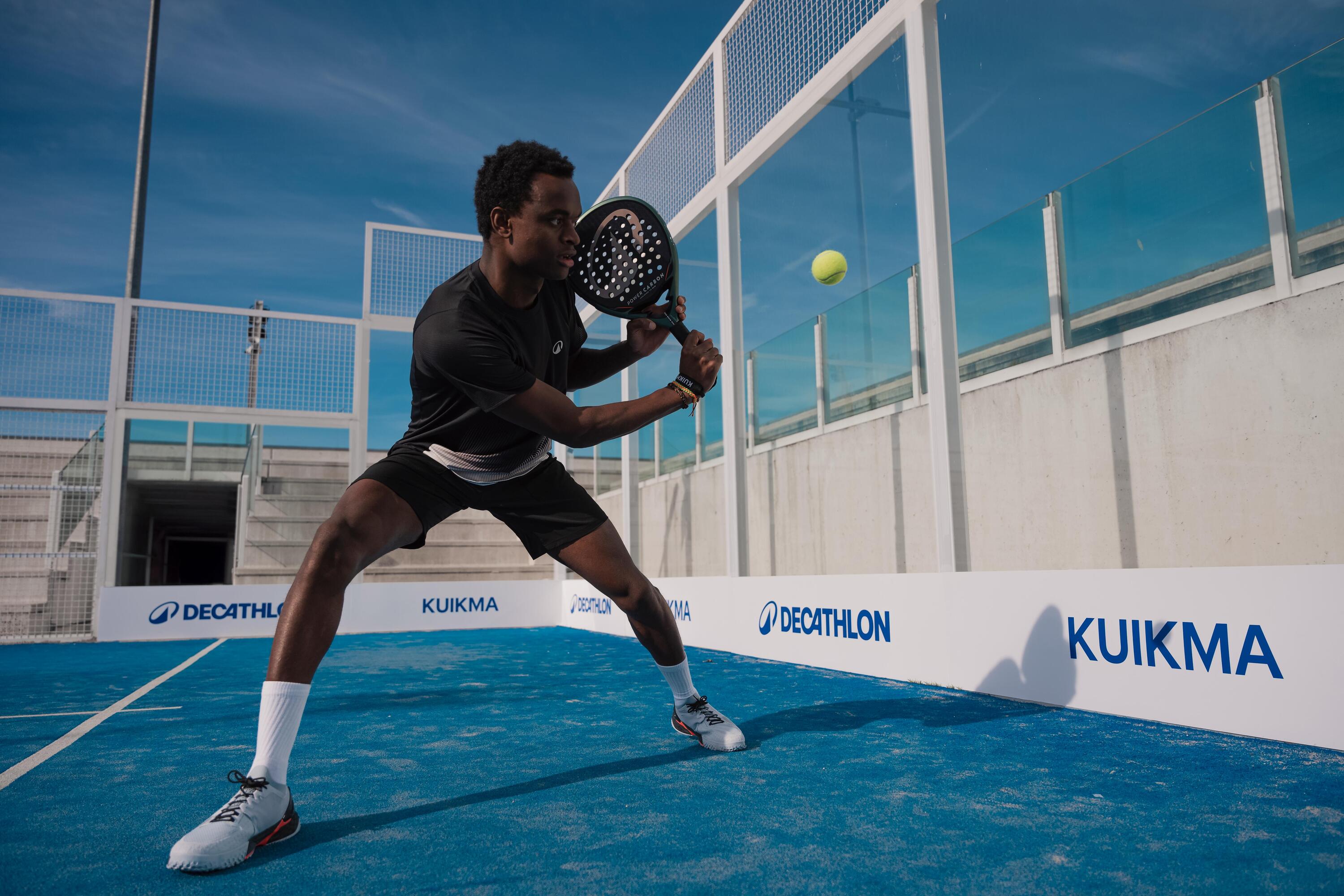 C'est une image d’ambiance mettant un homme faisant du padel