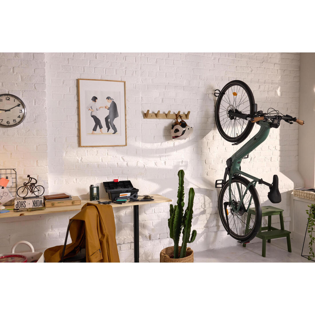 Support velo mural et plafond noir