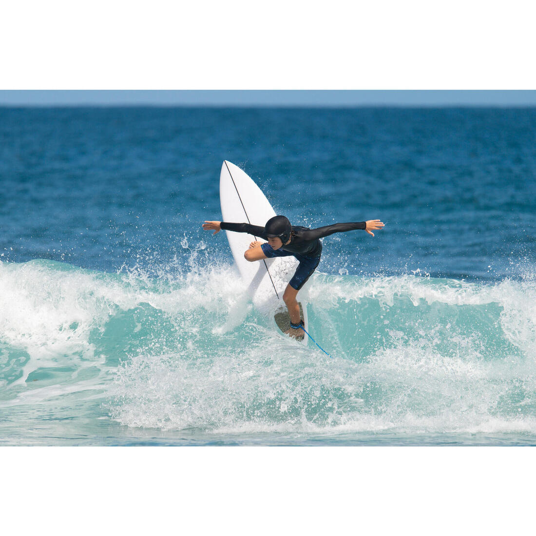 Casque pour la pratique du surf . noir