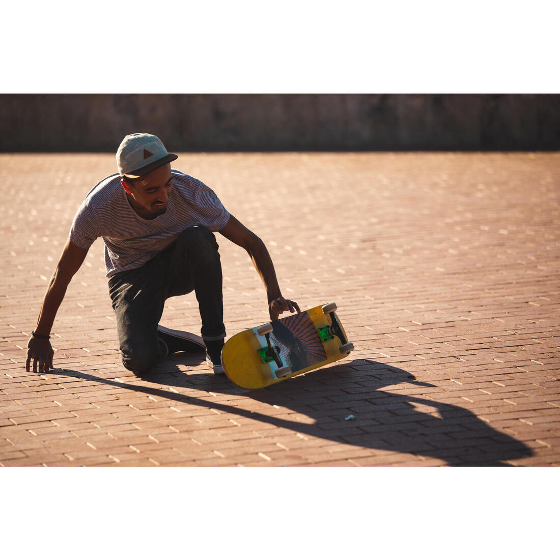 PLANCHE DE SKATE EN ERABLE DK120 GREETINGS TAILLE 8.5" COULEUR ROUGE.