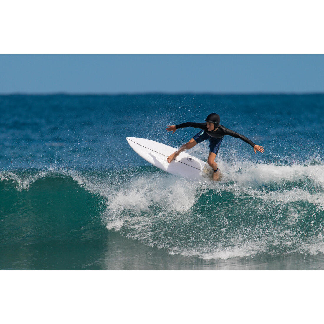 Casque pour la pratique du surf . noir
