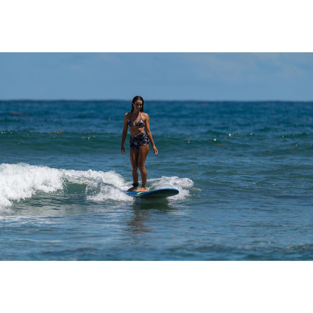 Boardshort surf femme TINI CORAIL avec ceinture élastiquée et cordon de serrage