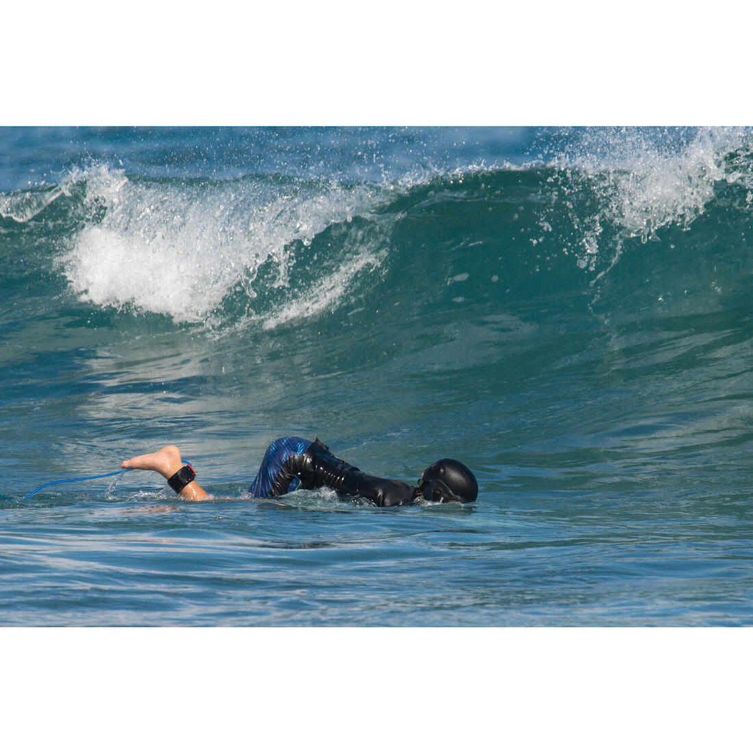 Casque pour la pratique du surf . noir