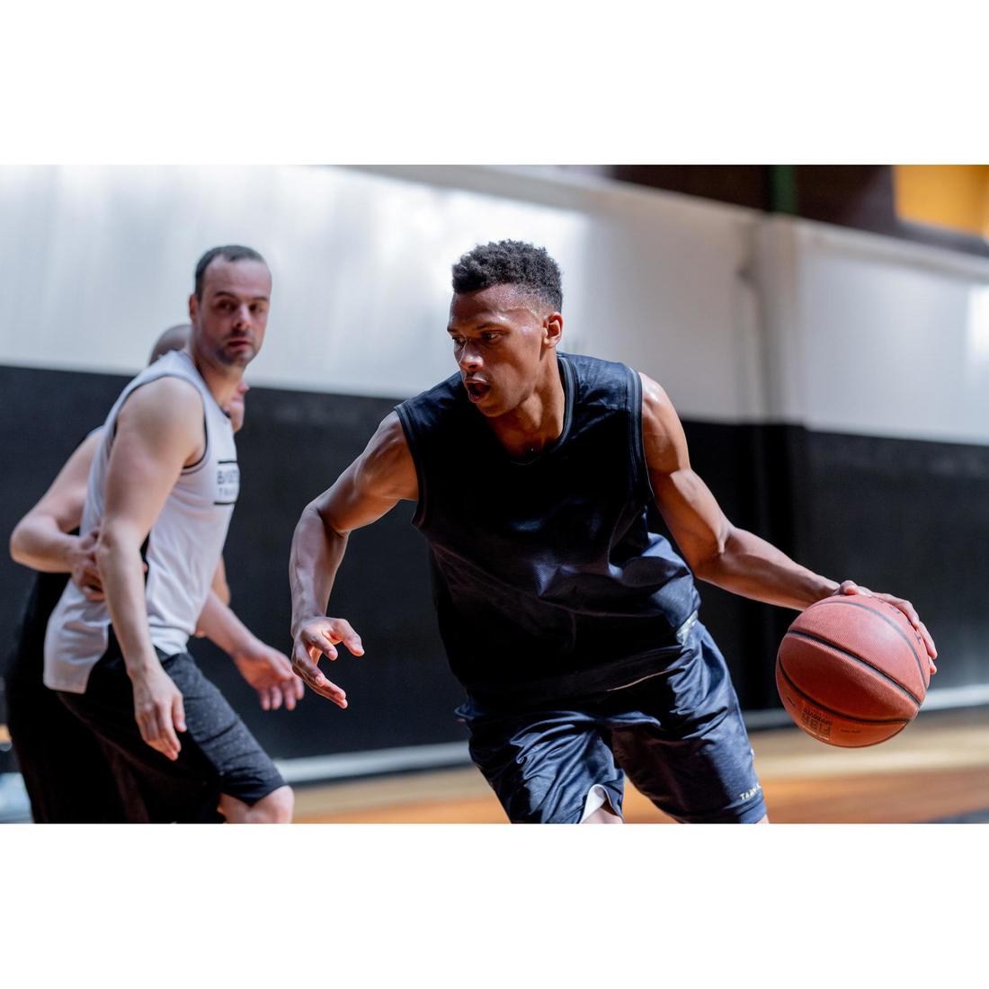Ballon de basket BT500 taille 7 Marron Fiba garçon et homme à partir de 13 ans.