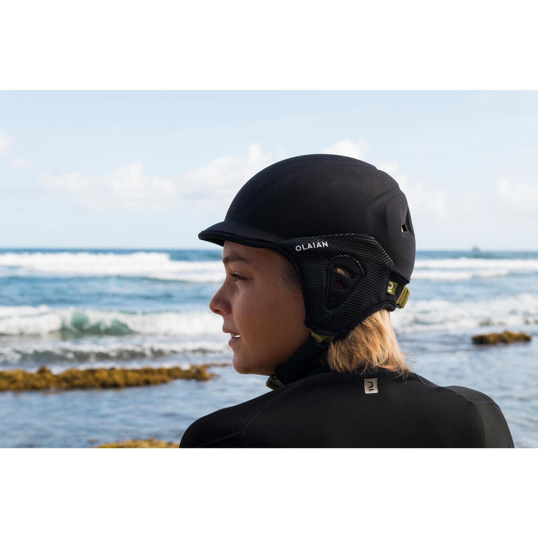 Casque pour la pratique du surf . noir