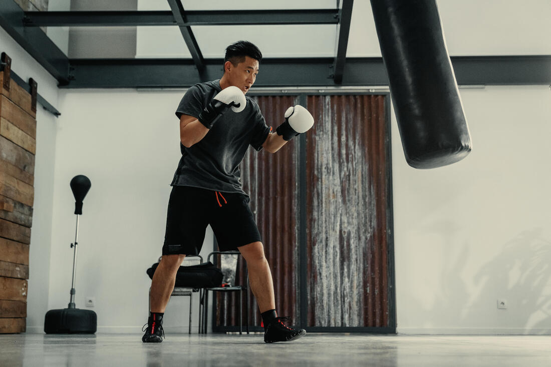 Chaussures de boxe anglaise 500 noires, légères et flexibles.