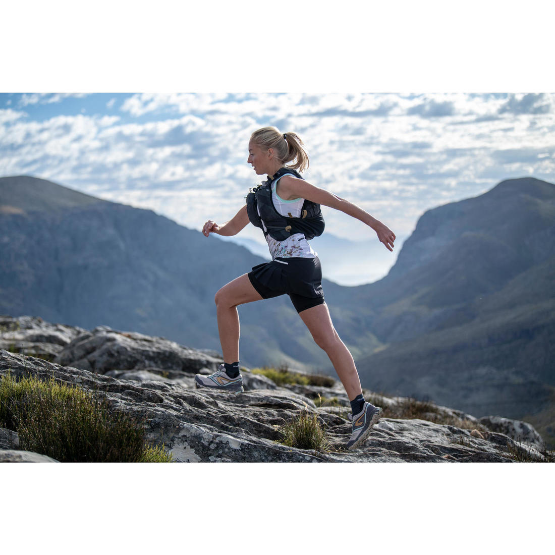 SAC TRAIL ULTRA RUNNING 15L MIXTE NOIR - VENDU AVEC POCHE À EAU 2L
