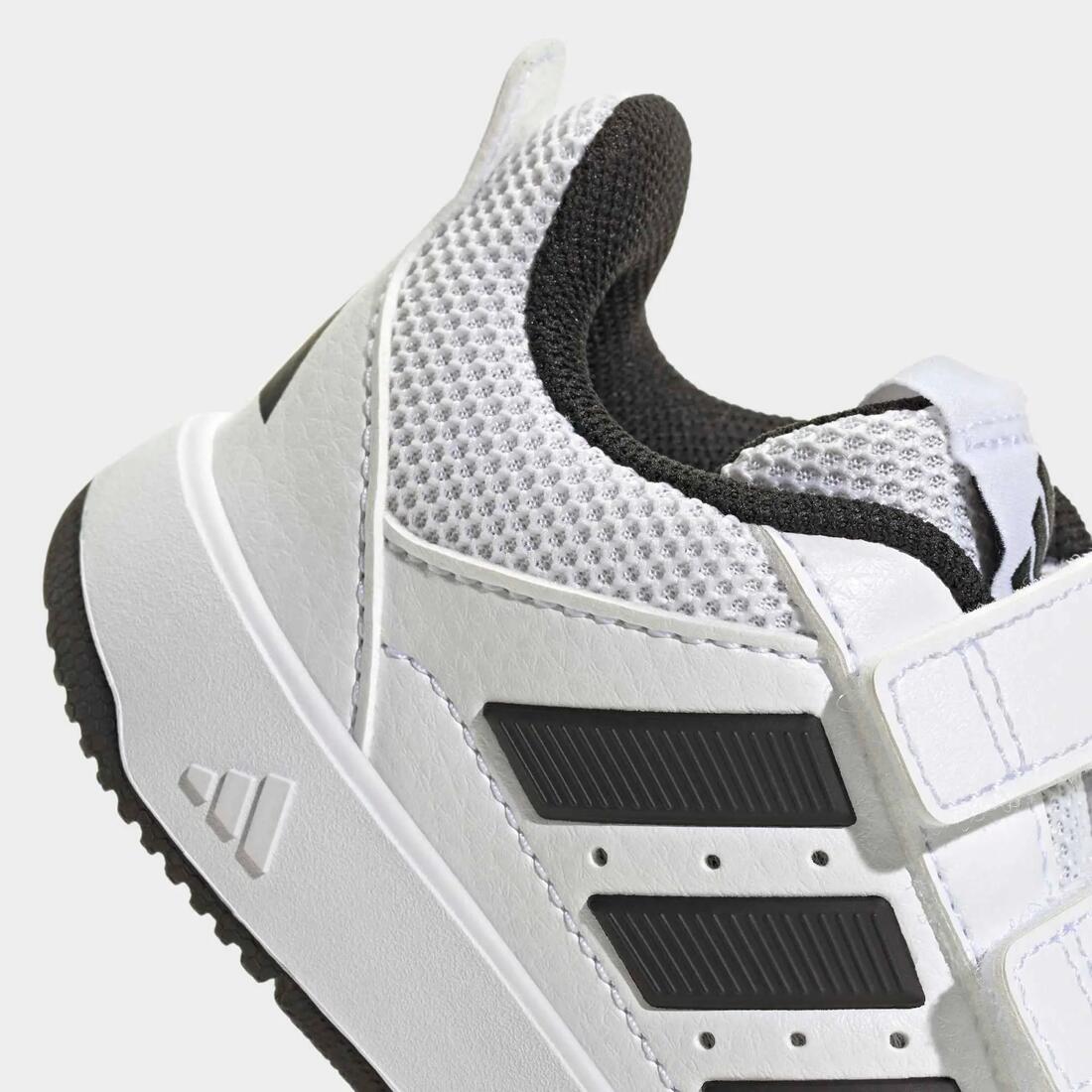 Chaussure à scratch bébé