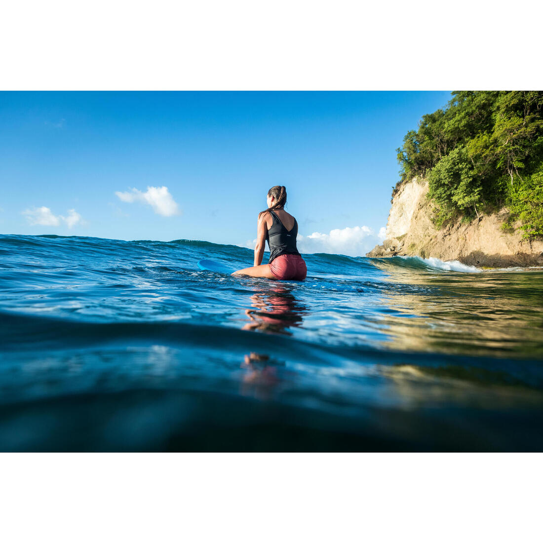 Boardshort surf femme TINI CORAIL avec ceinture élastiquée et cordon de serrage