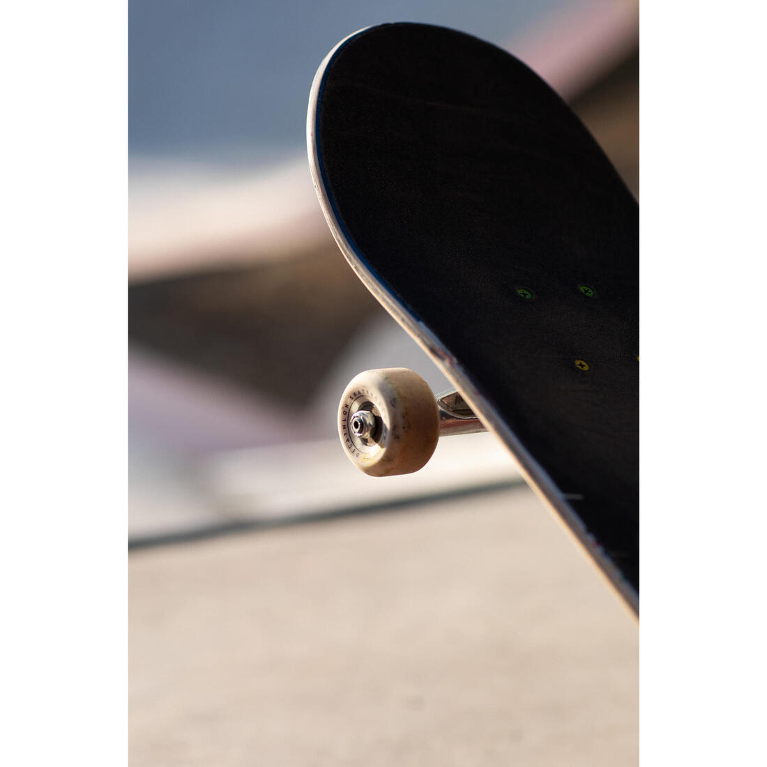JEU DE 4 ROUES DE SKATEBOARD COULEUR IVOIRE FORME CONIQUE TAILLE 56mm, 99A.