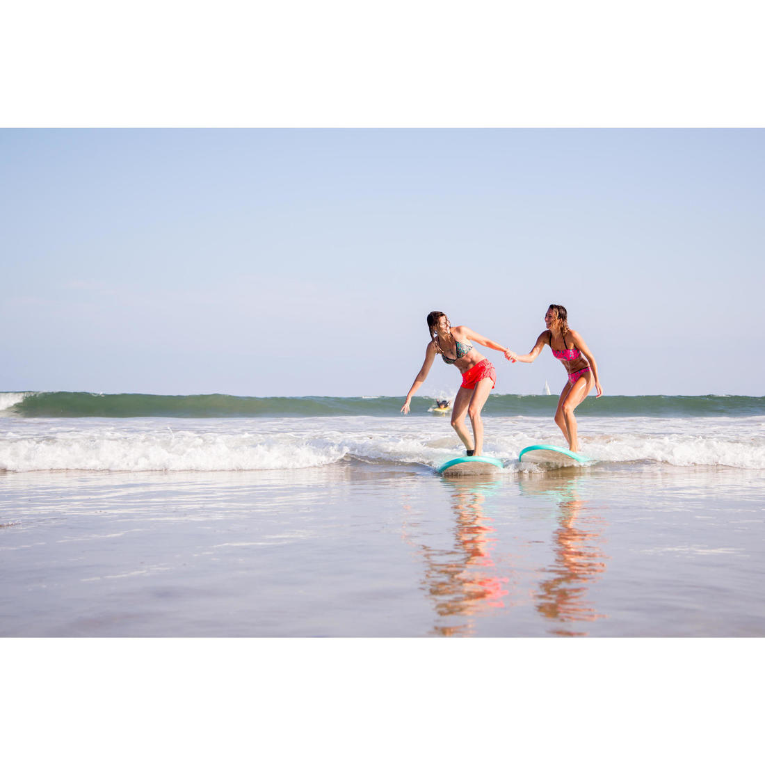 Boardshort surf femme TINI CORAIL avec ceinture élastiquée et cordon de serrage