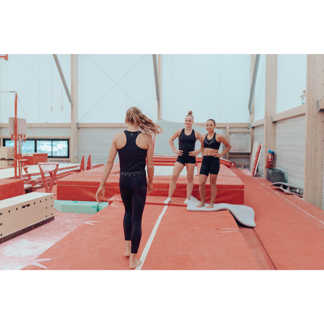 Brassière de gym respirante fille, noire à sequins