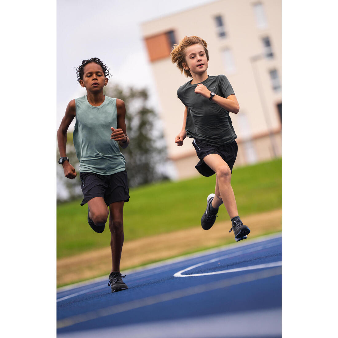 Short de Running respirant Enfant - KIPRUN dry+ 900 noir et gris