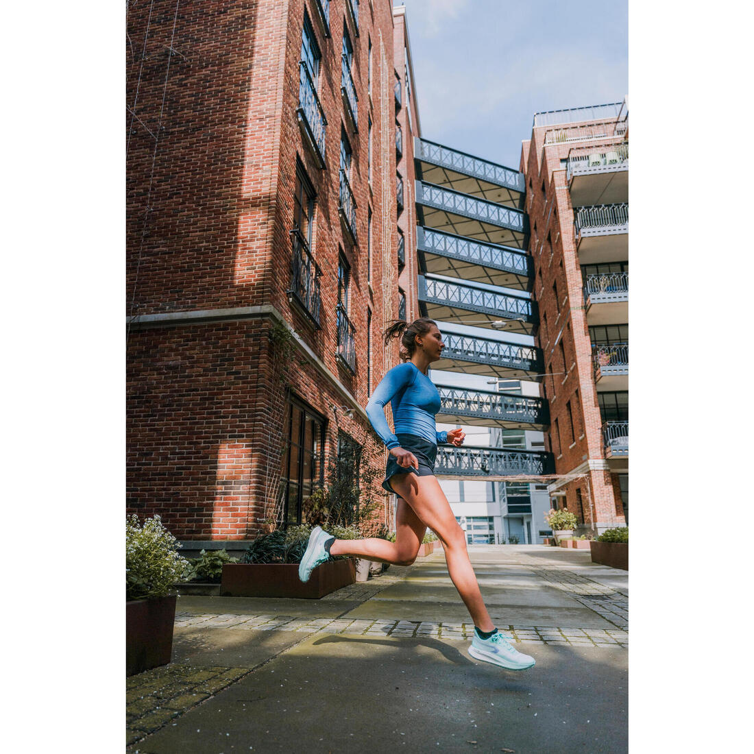 TEE SHIRT RUNNING MANCHES LONGUES FEMME RESPIRANT KIPRUN SKINCARE LIGHT