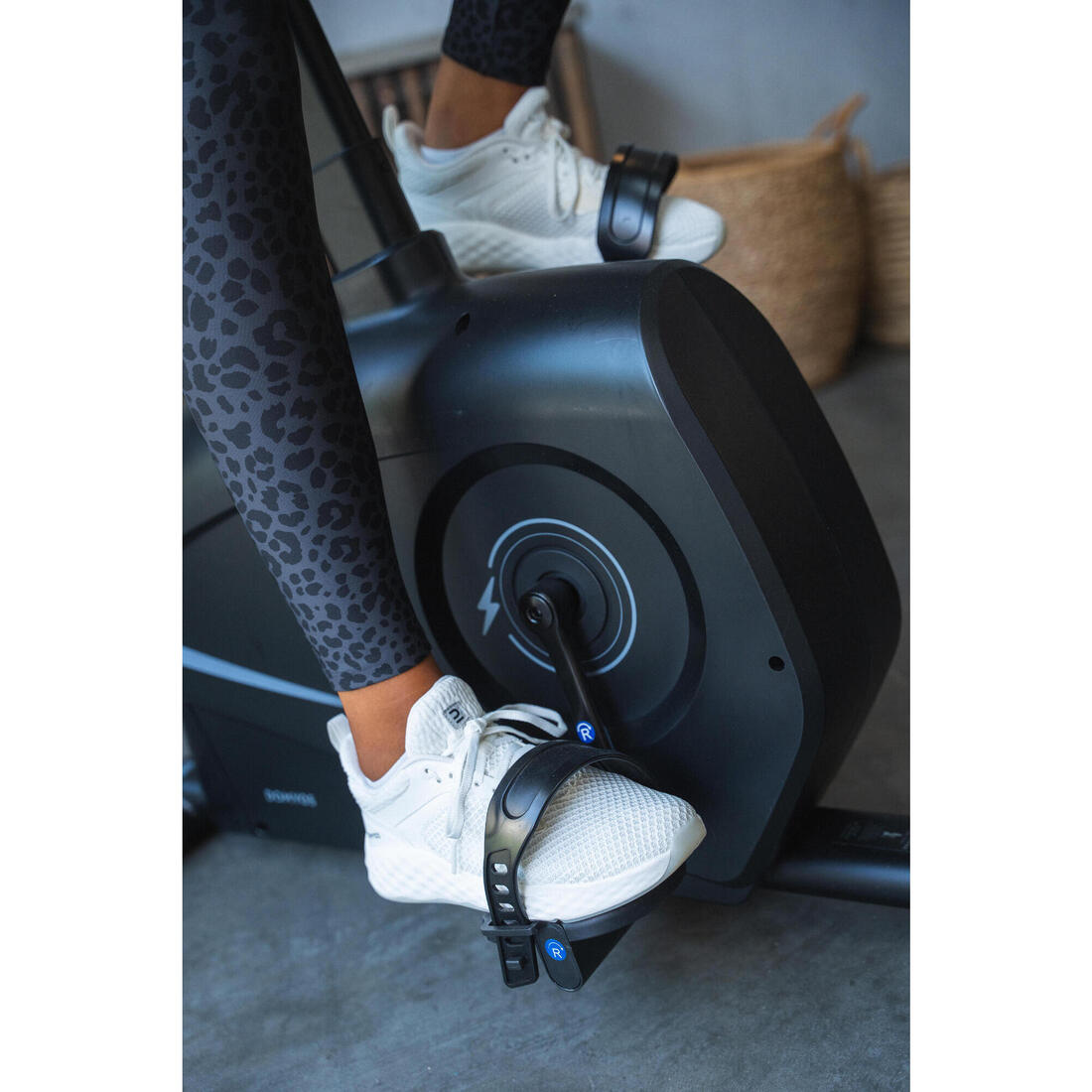 Vélo d'appartement connecté ultra confort et auto-alimenté - eb900 b