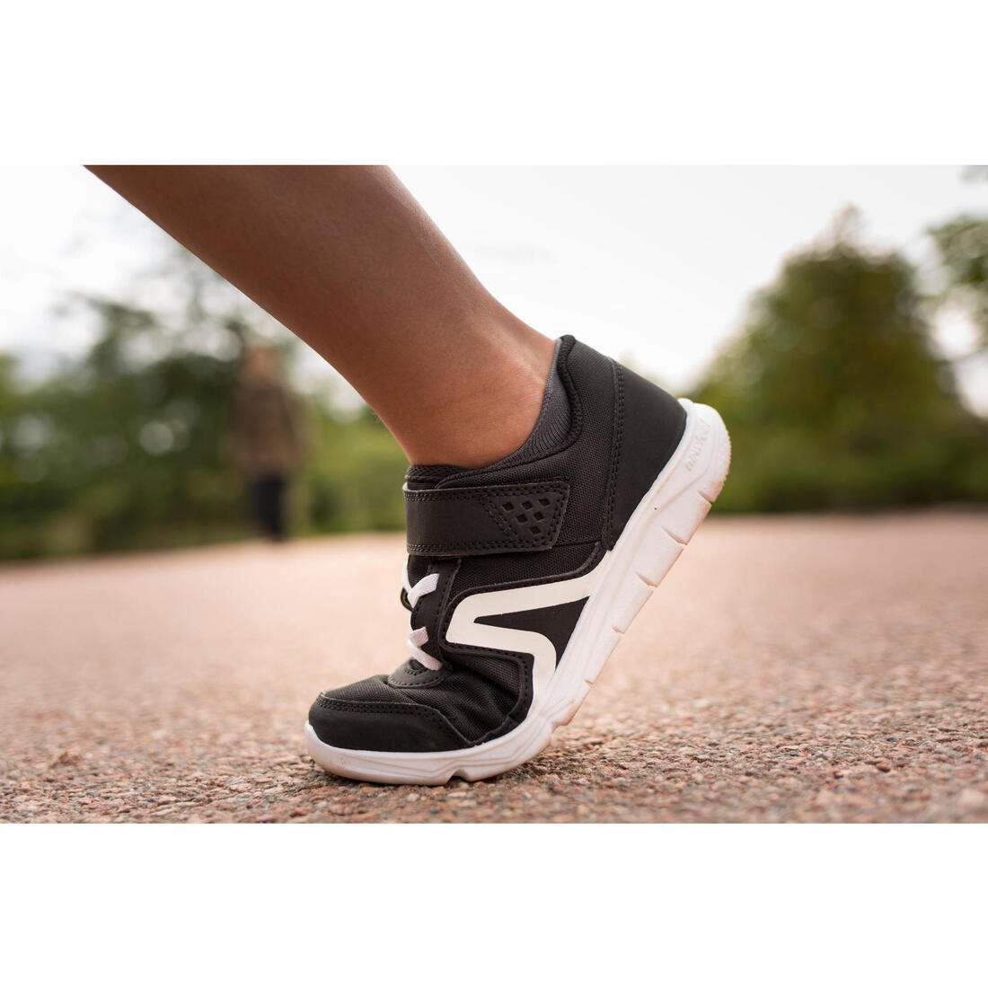 Chaussure enfant à scratch noire PW 100