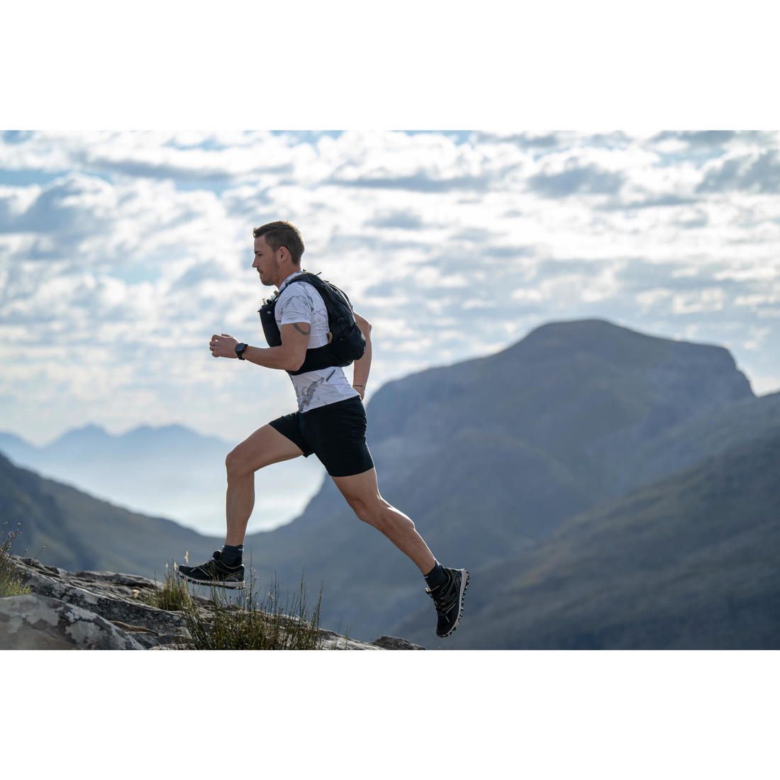 SAC TRAIL ULTRA RUNNING 15L MIXTE NOIR - VENDU AVEC POCHE À EAU 2L
