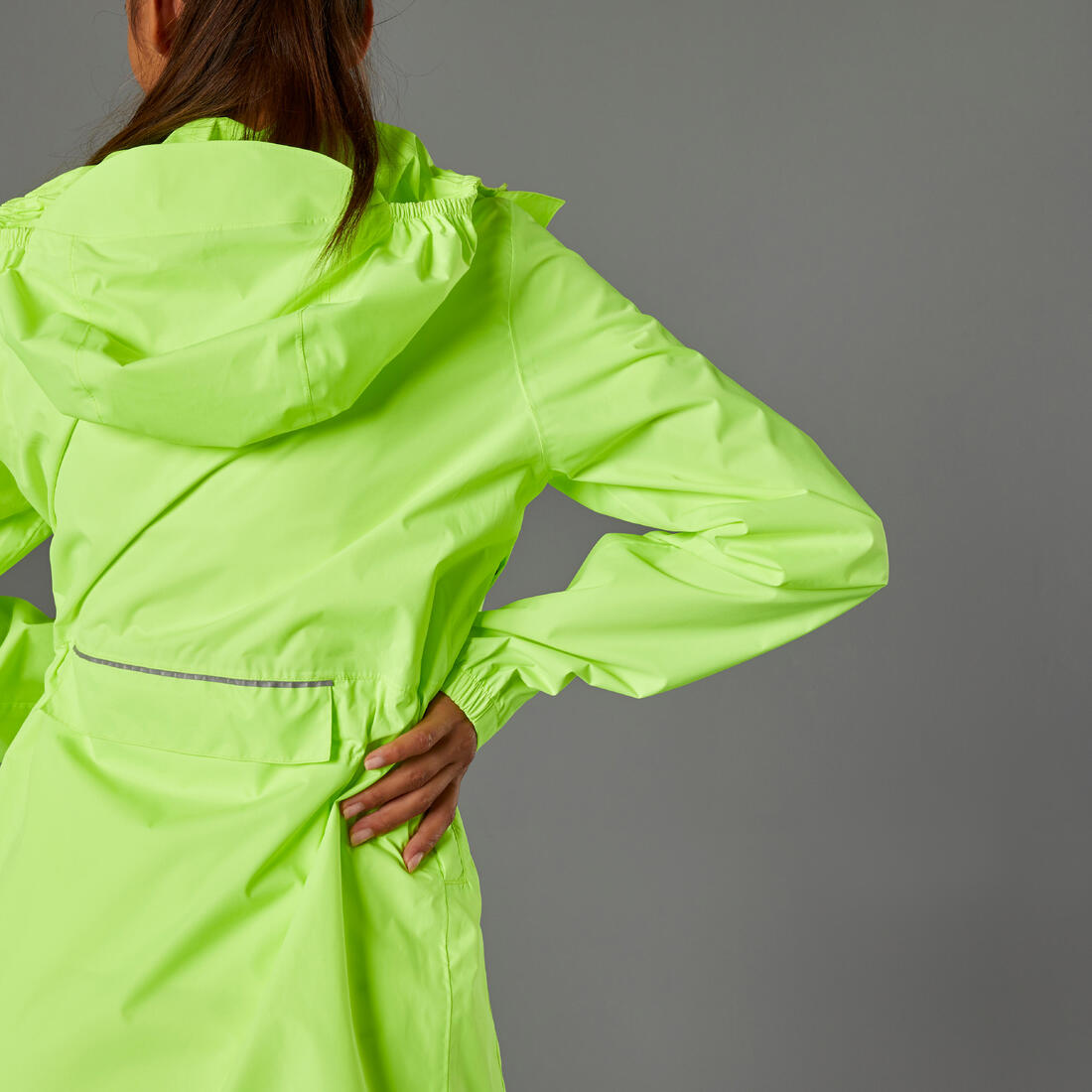 VESTE PLUIE VELO VILLE FEMME 120 JAUNE FLUO CERTIFIÉE EPI VISIBILITÉ JOUR