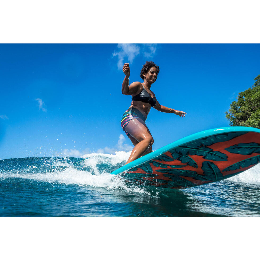 Boardshort surf femme TINI CORAIL avec ceinture élastiquée et cordon de serrage