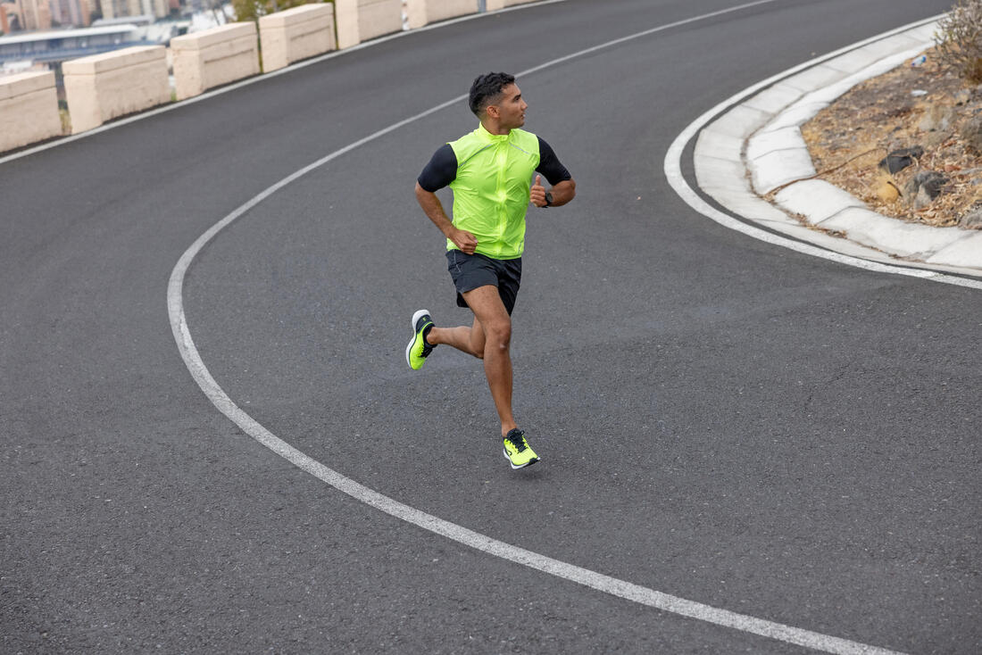 SHORT RUNNING HOMME AVEC PORTAGE KIPRUN MARATHON NOIR