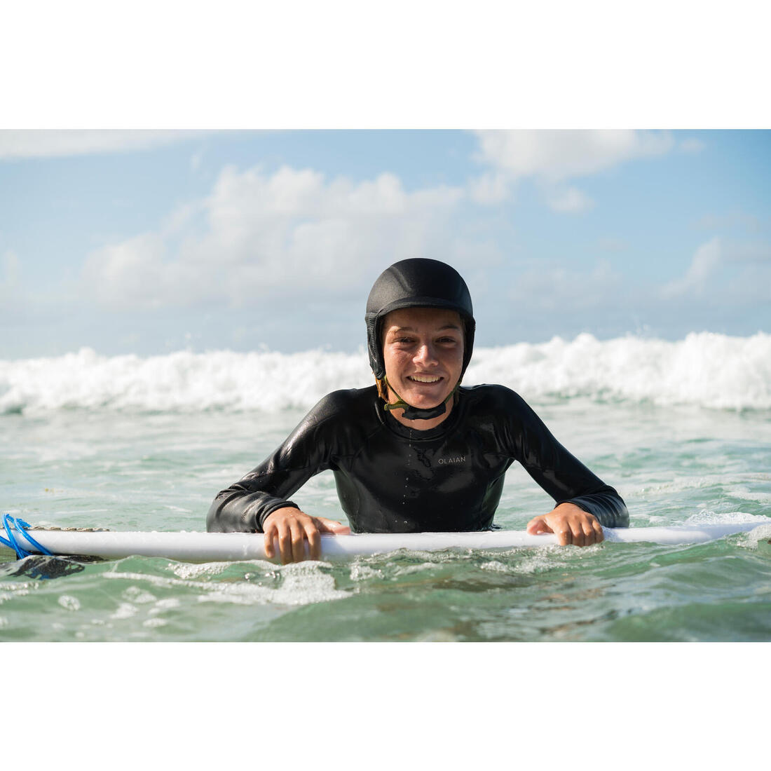 Casque pour la pratique du surf . noir