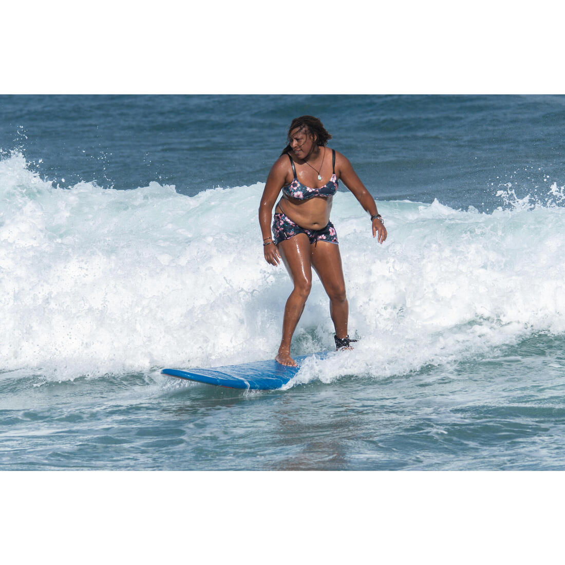 Boardshort surf femme TINI CORAIL avec ceinture élastiquée et cordon de serrage