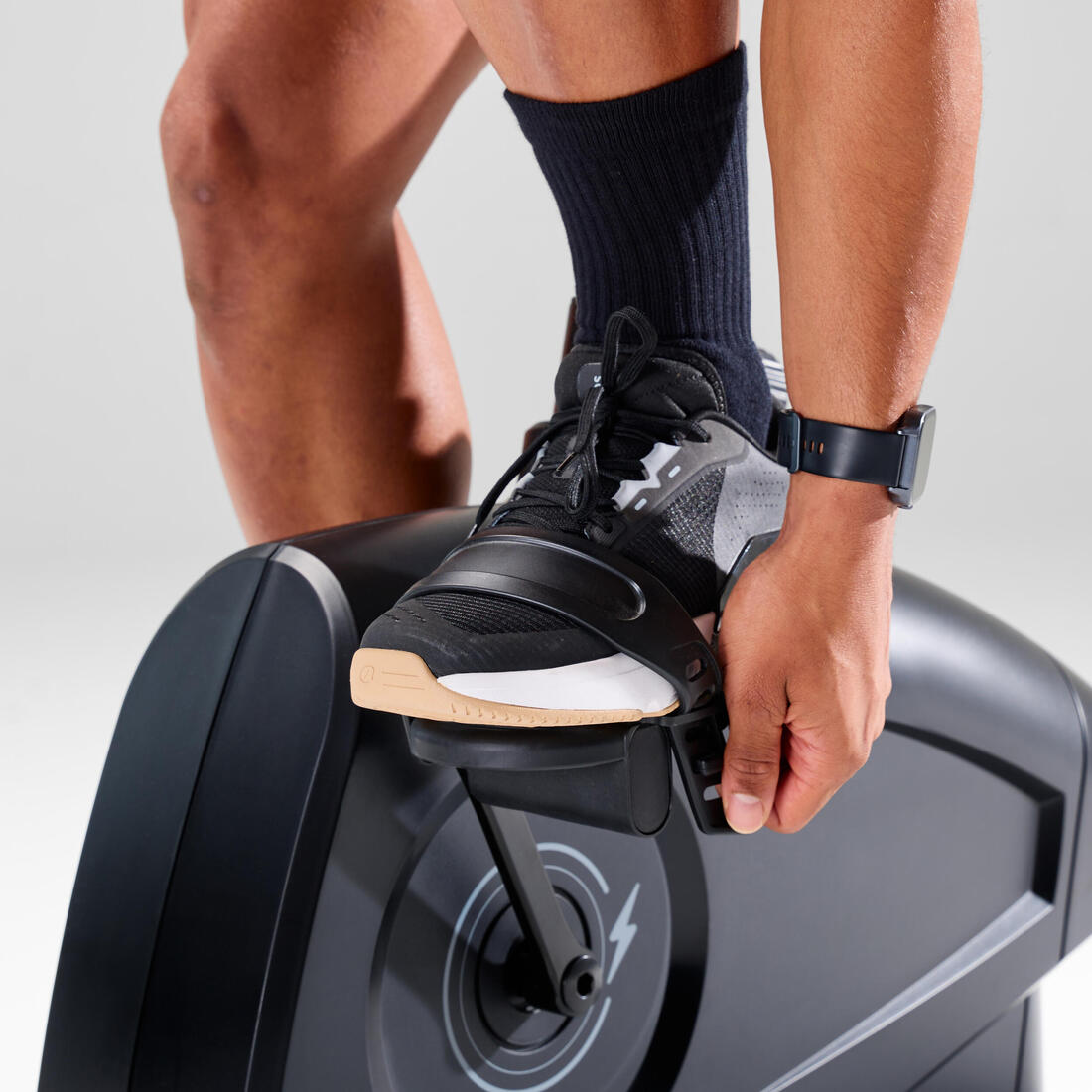 Vélo d'appartement connecté et auto-alimenté, EB900 B, garanti par Decathlon