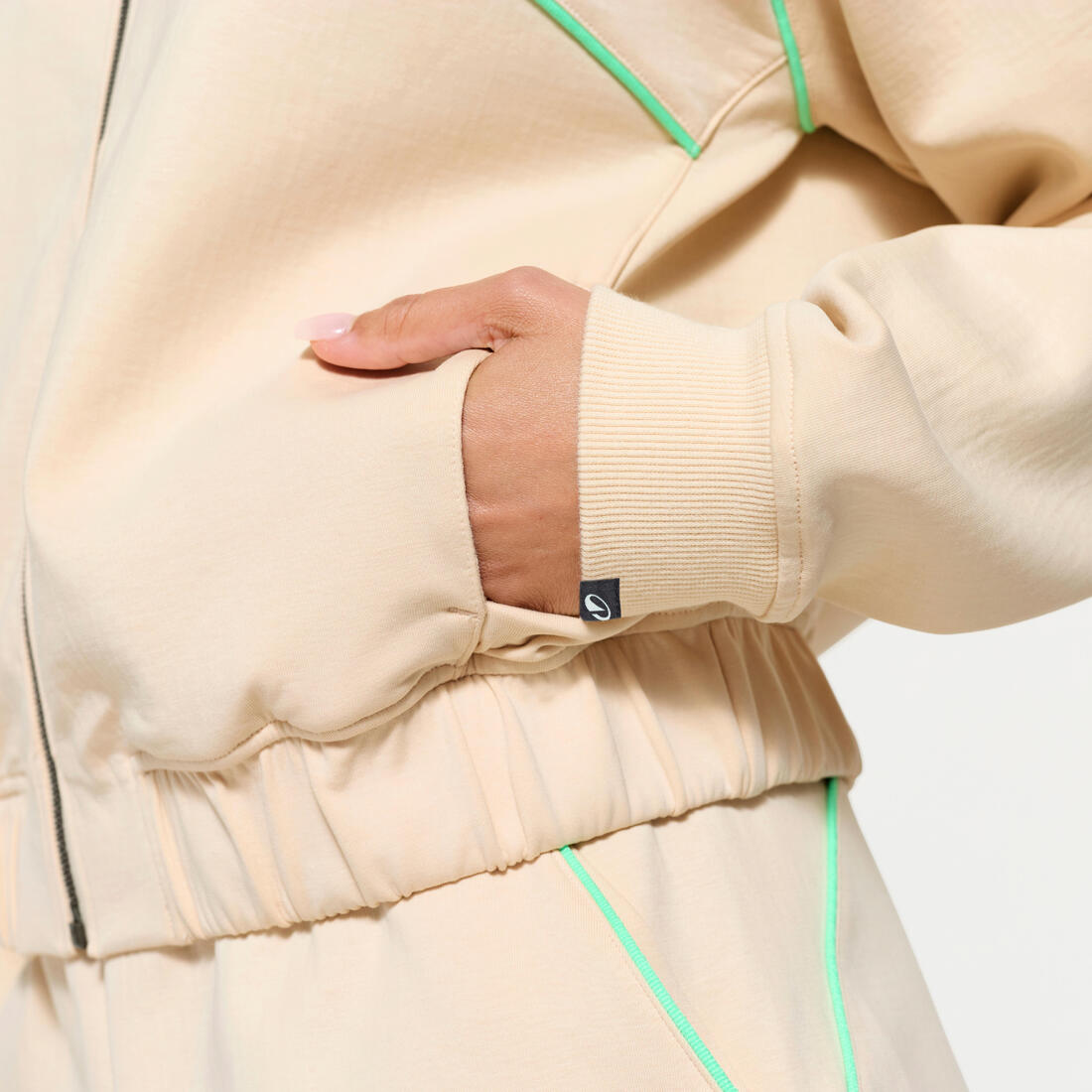 Veste bombers zipée femme, beige avec piping vert.