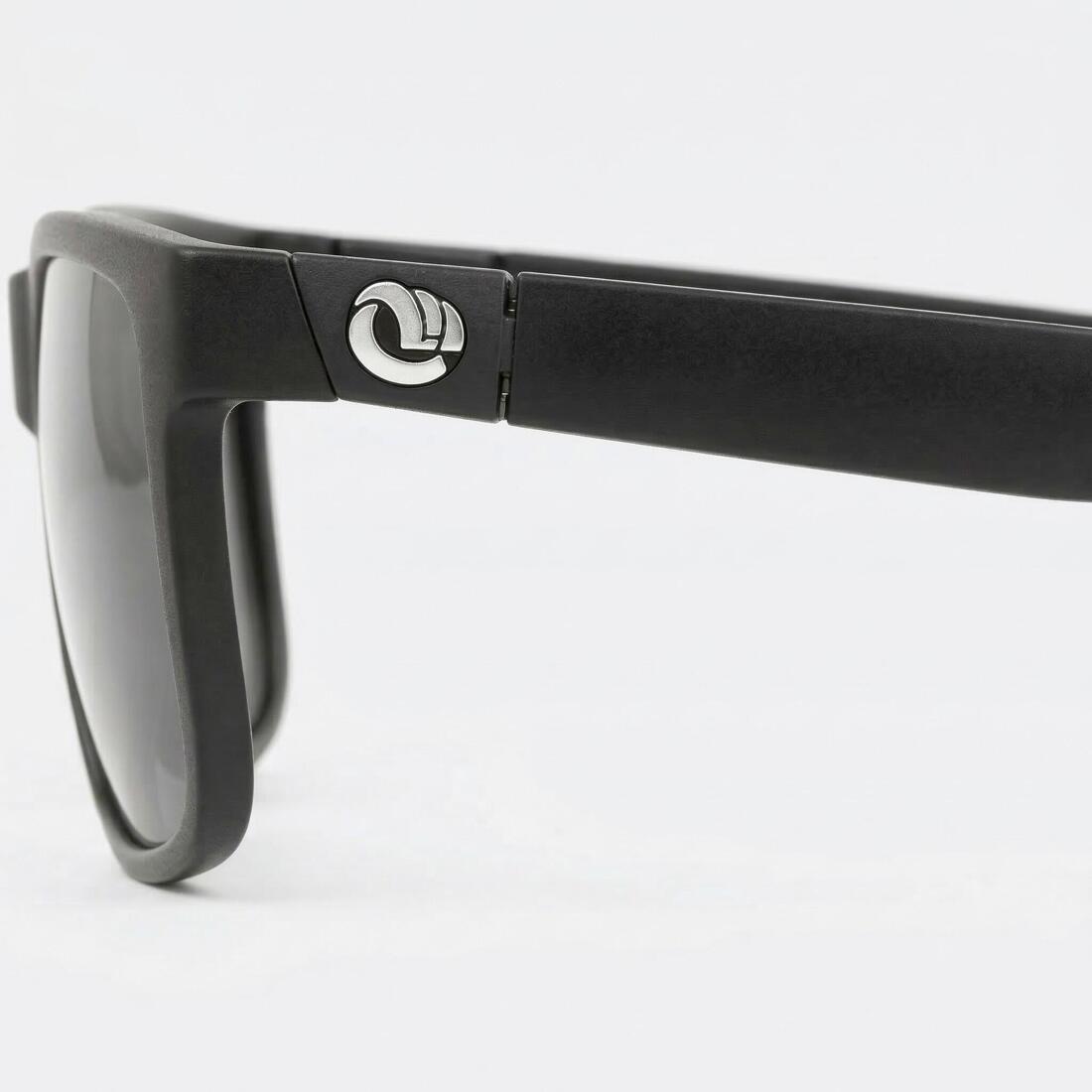 Lunette solaire polarisée pour la pratique du surf et des sports de glisse.