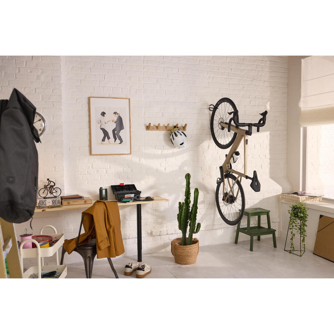 Support velo mural et plafond noir