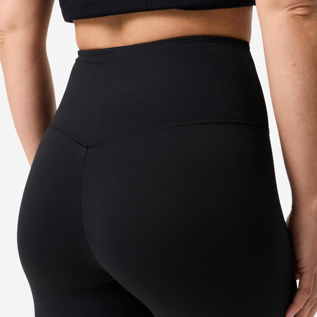Cycliste de yoga et pilates extensible et confortable femme