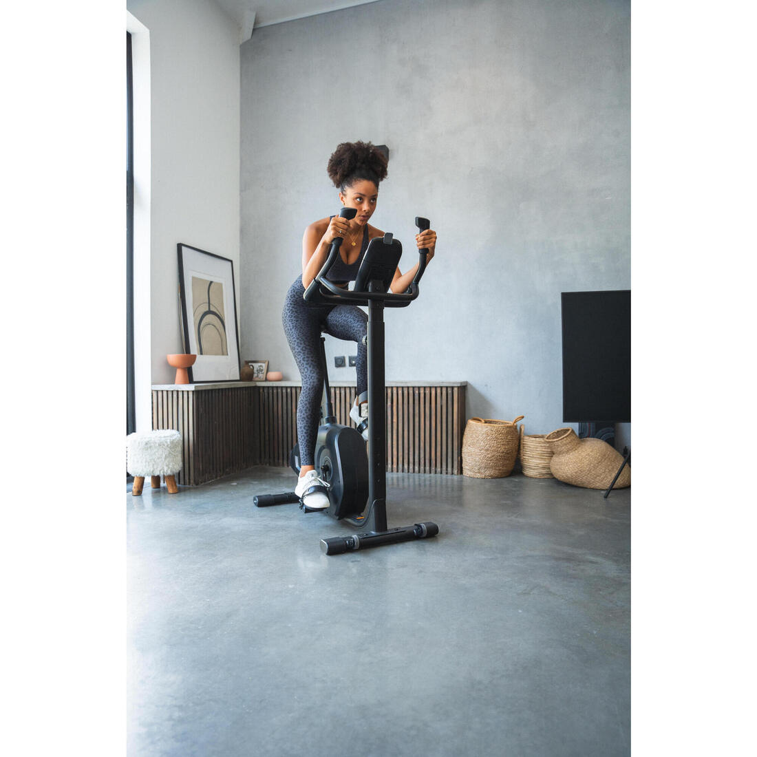 Vélo d'appartement connecté et auto-alimenté, EB900 B, garanti par Decathlon