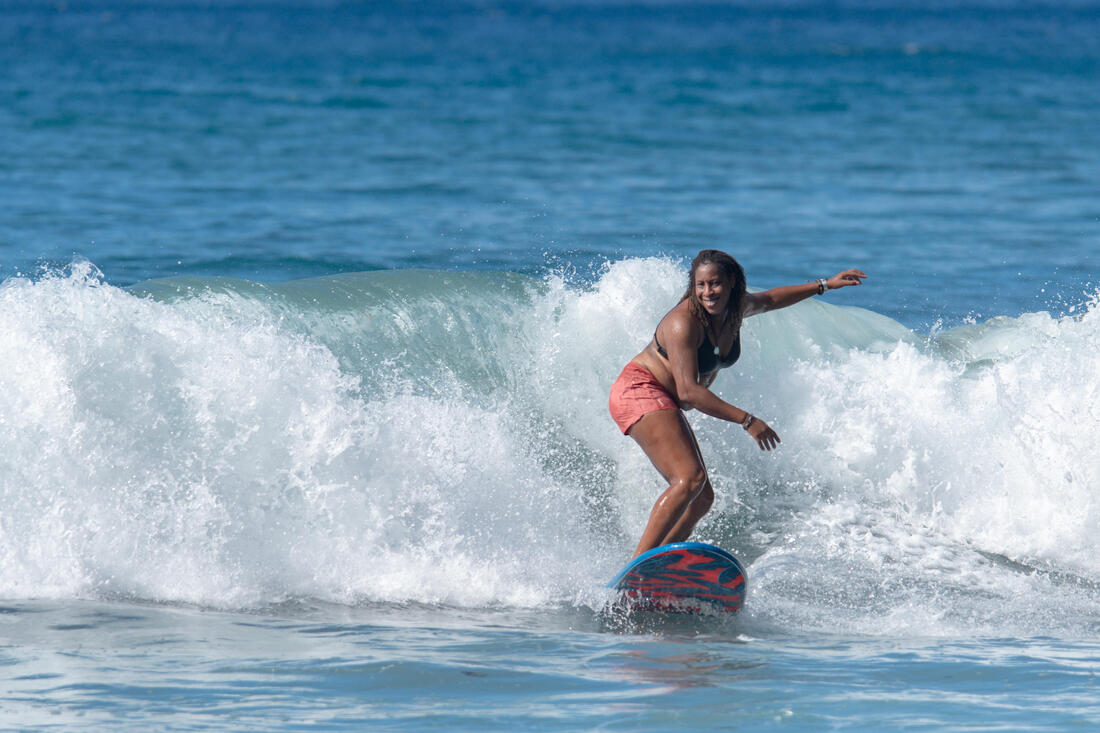 Boardshort surf femme TINI CORAIL avec ceinture élastiquée et cordon de serrage