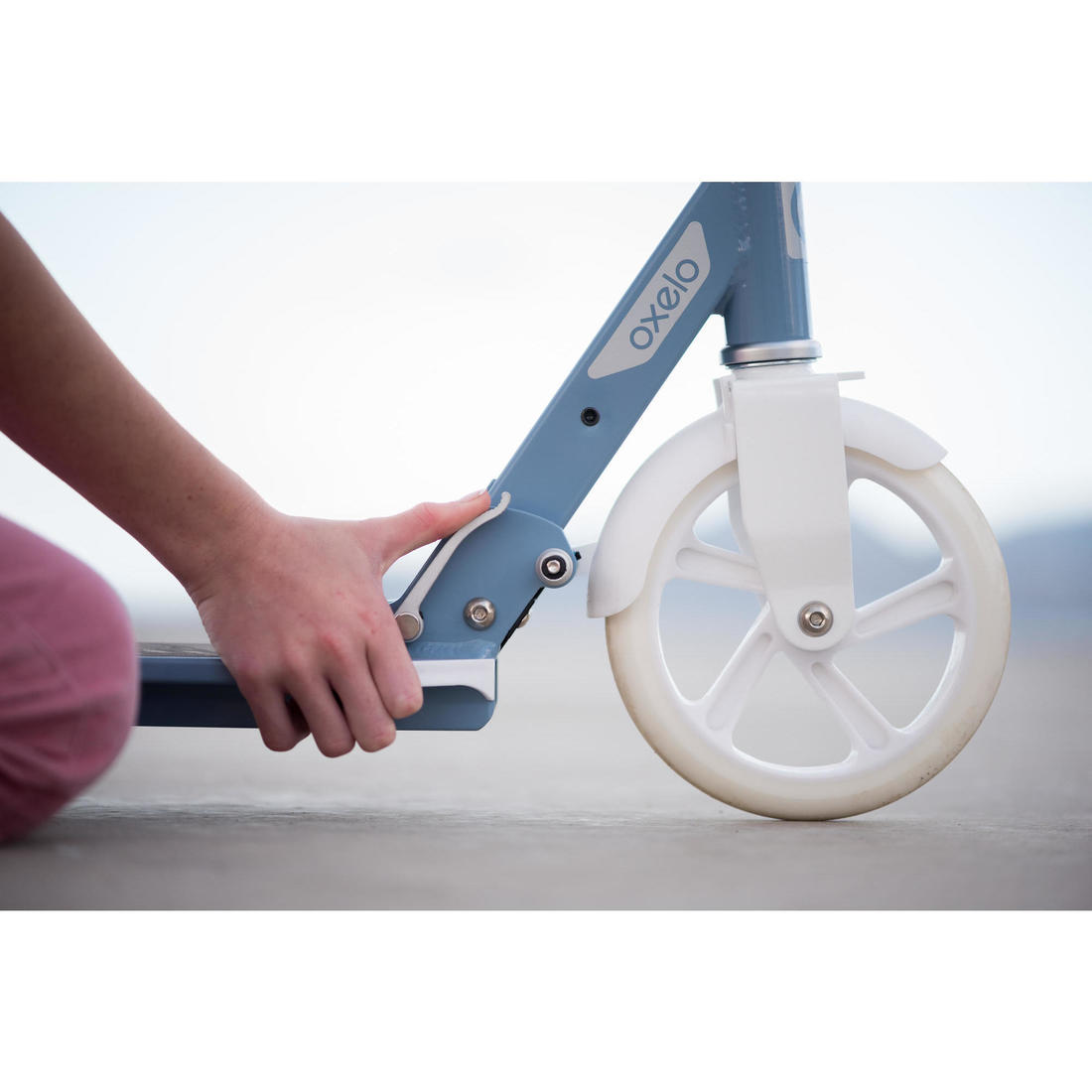 TROTTINETTE MID 7 GRIS BLEU BLANCHE AVEC BÉQUILLE