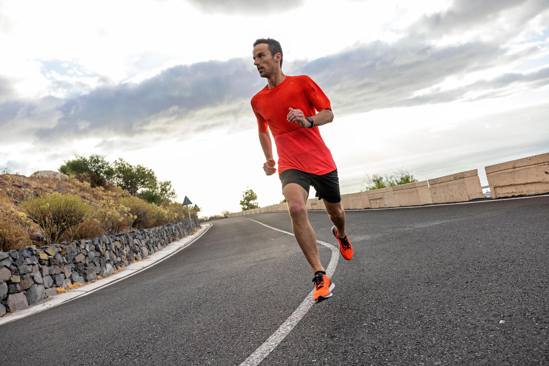 SHORT RUNNING HOMME AVEC PORTAGE KIPRUN MARATHON NOIR