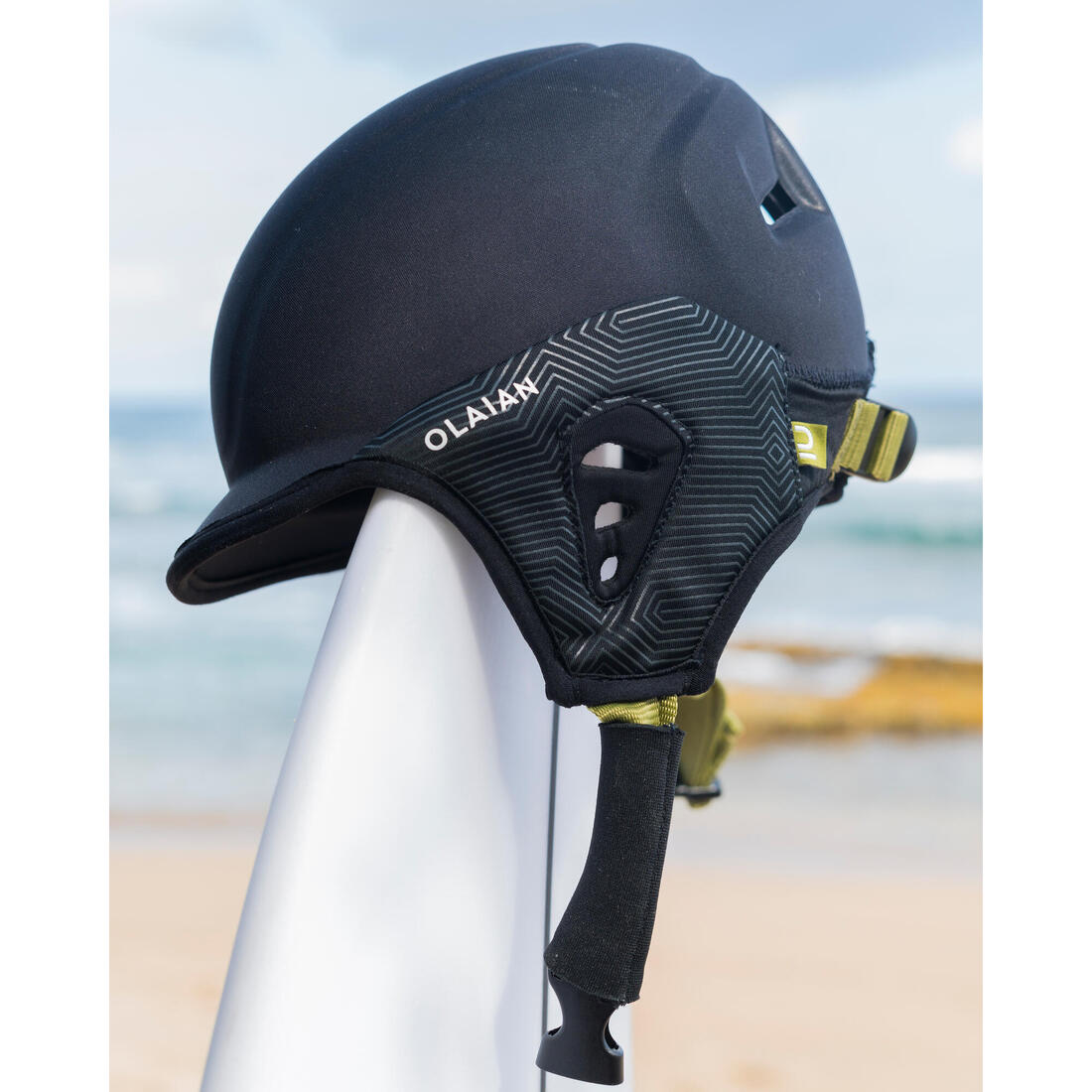 Casque pour la pratique du surf . noir