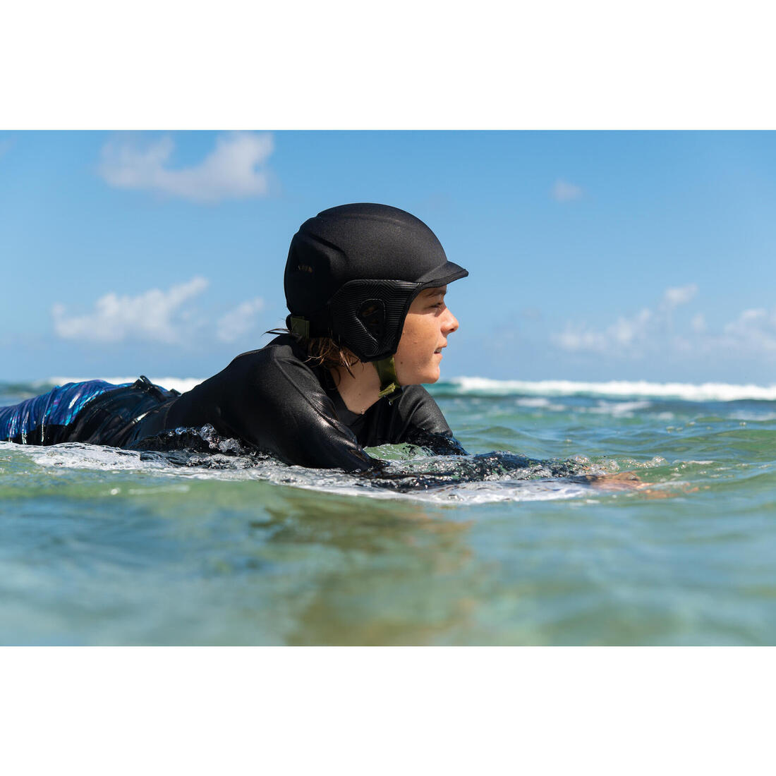 Casque pour la pratique du surf . noir