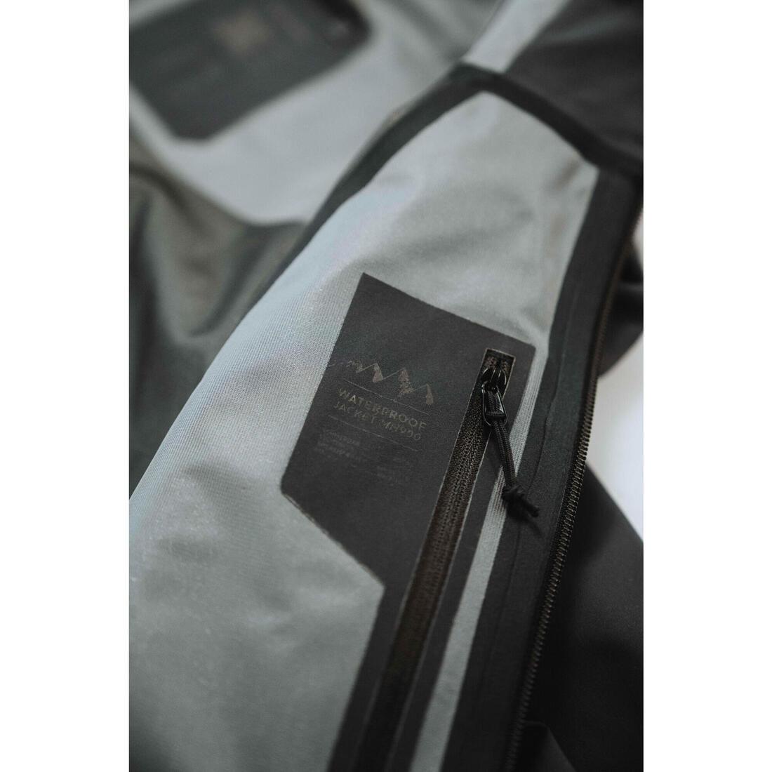Veste de randonnée imperméable et légère homme, MH900