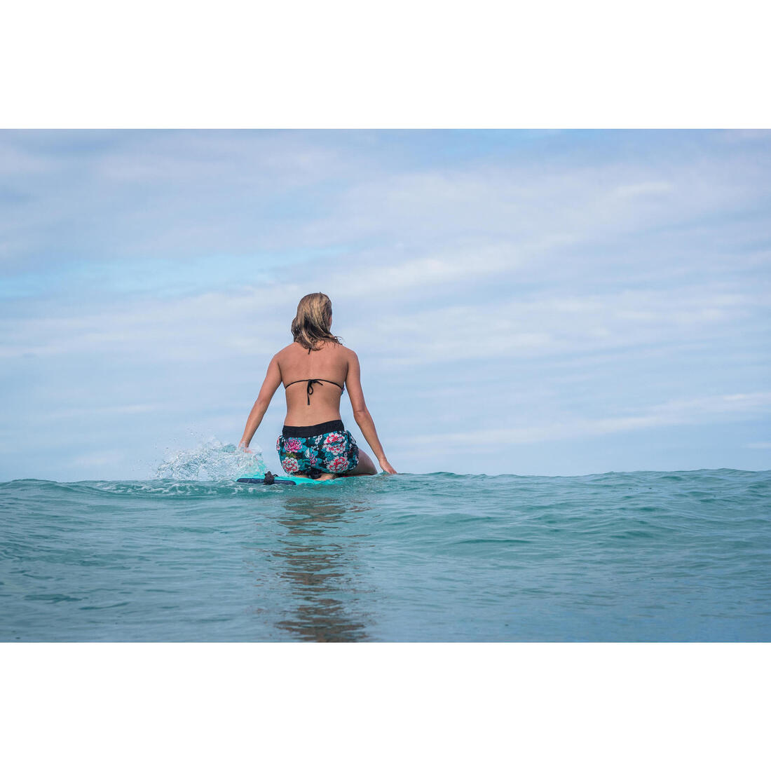 Boardshort surf femme TINI CORAIL avec ceinture élastiquée et cordon de serrage