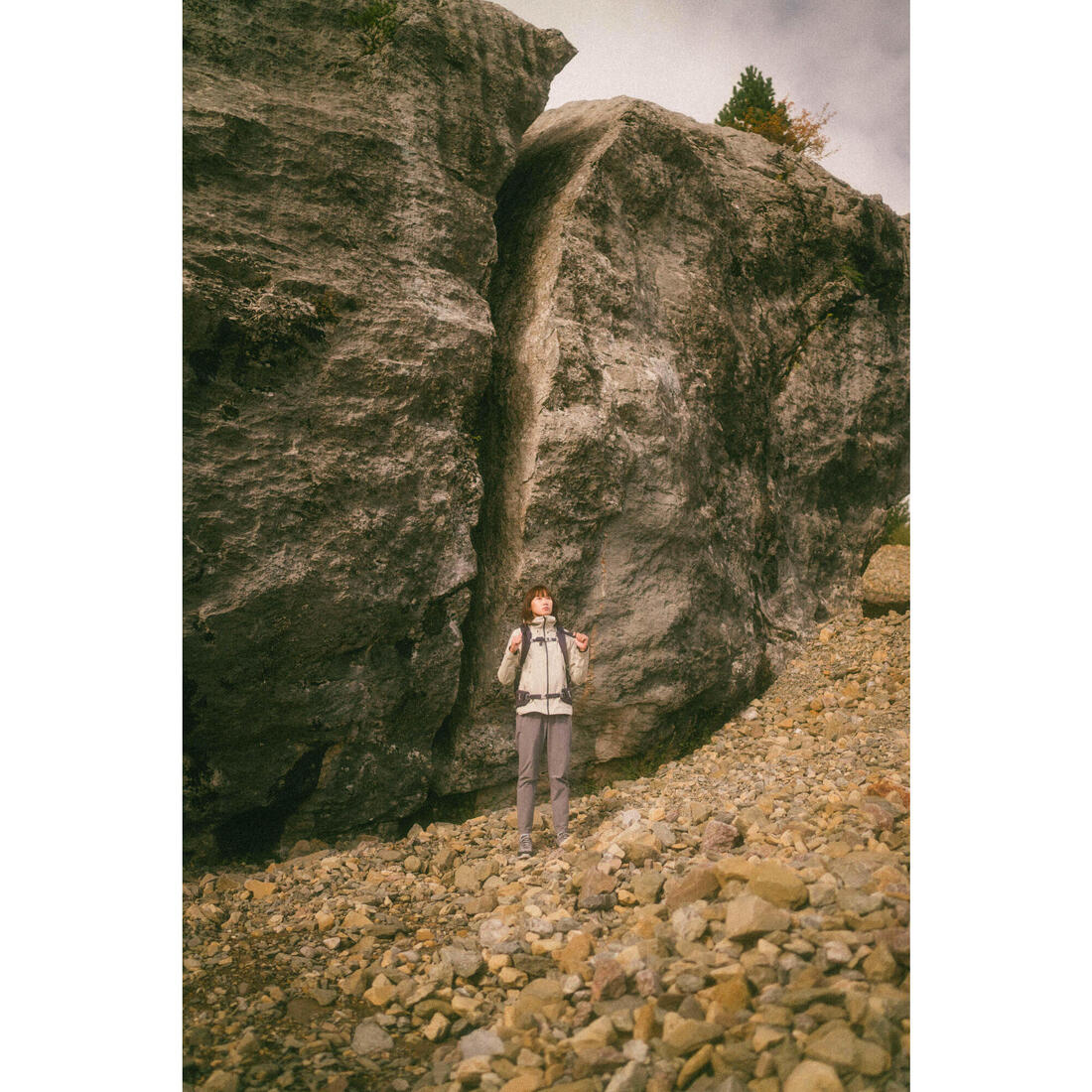 Pantalon de randonnée femme, MH500 Light gris foncé