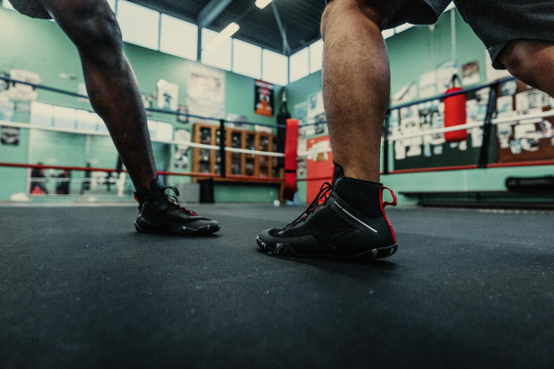 Chaussures de boxe anglaise 500 noires, légères et flexibles.