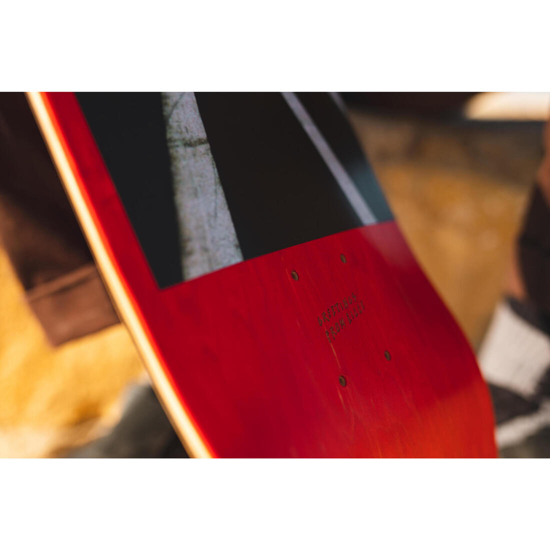 PLANCHE DE SKATE EN ERABLE DK120 GREETINGS TAILLE 8.5" COULEUR ROUGE.