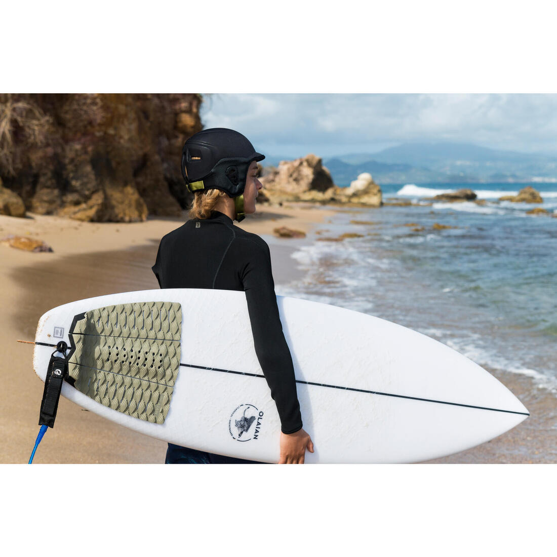 Casque pour la pratique du surf . noir