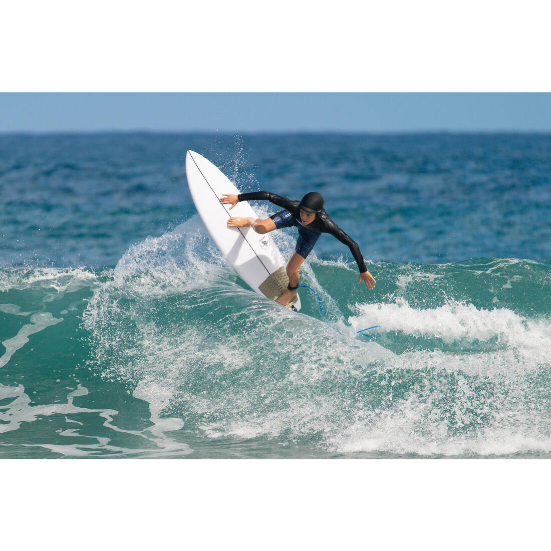 Casque pour la pratique du surf . noir