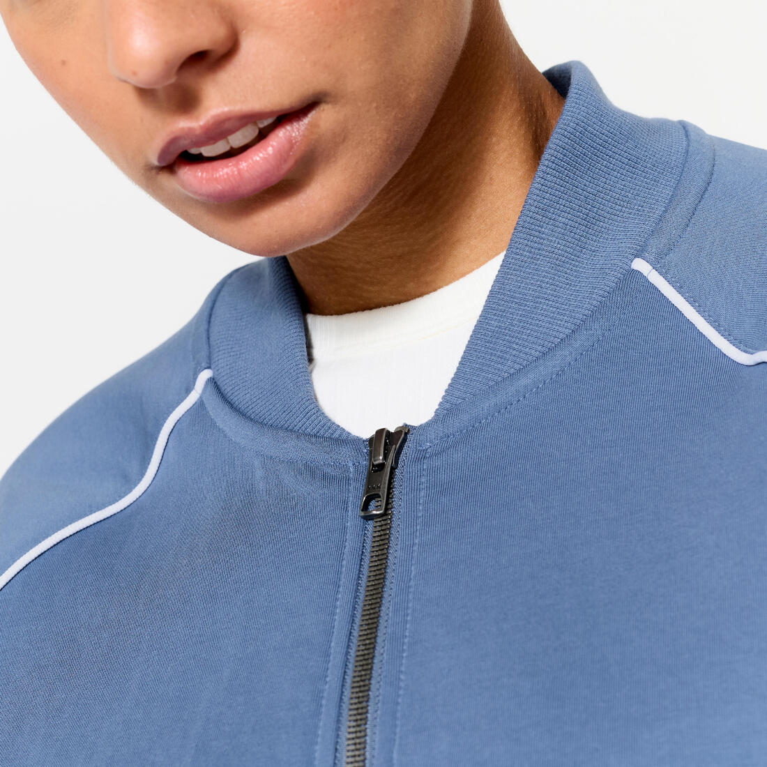Veste bombers zipée femme, beige avec piping vert.
