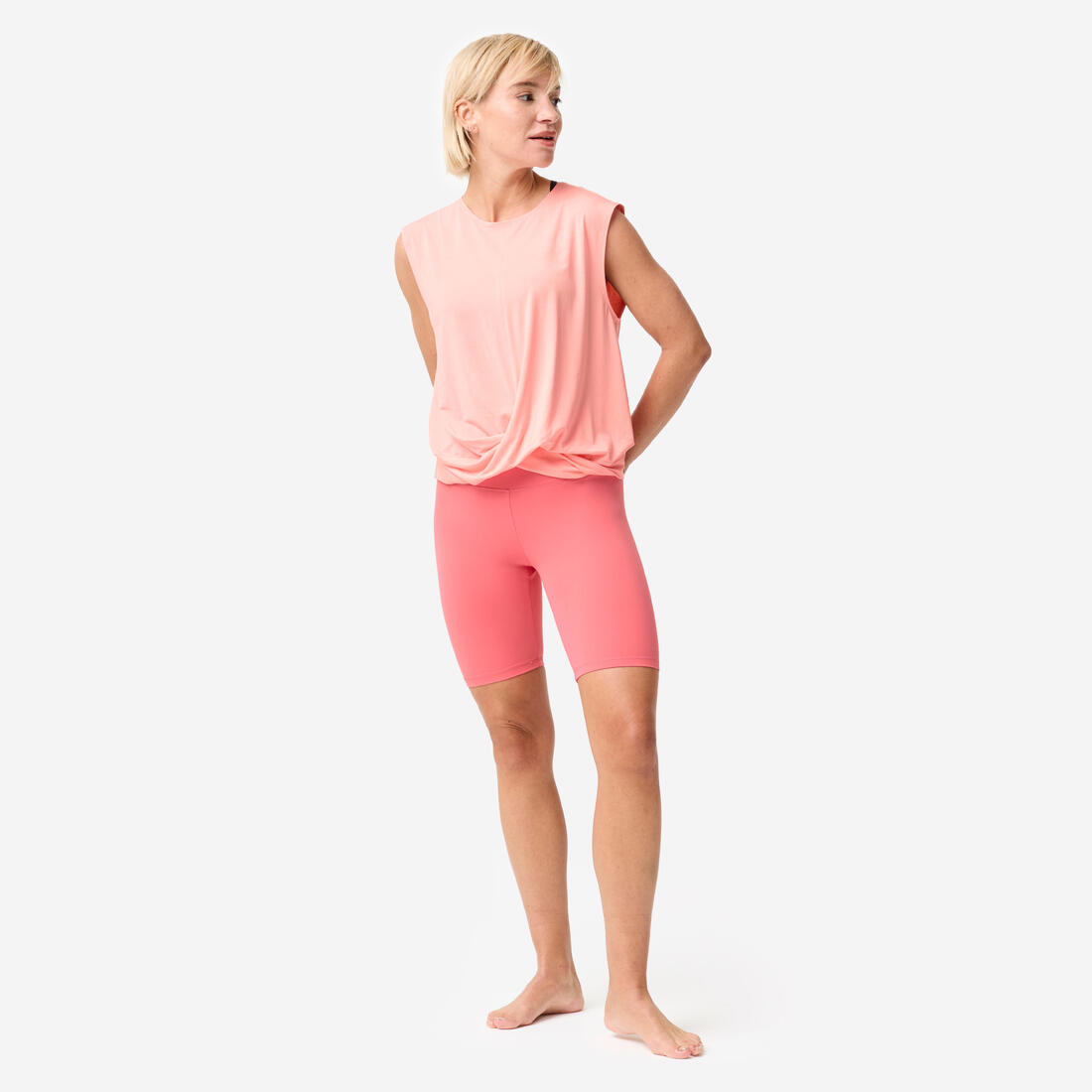 Cycliste de yoga et pilates extensible et confortable femme