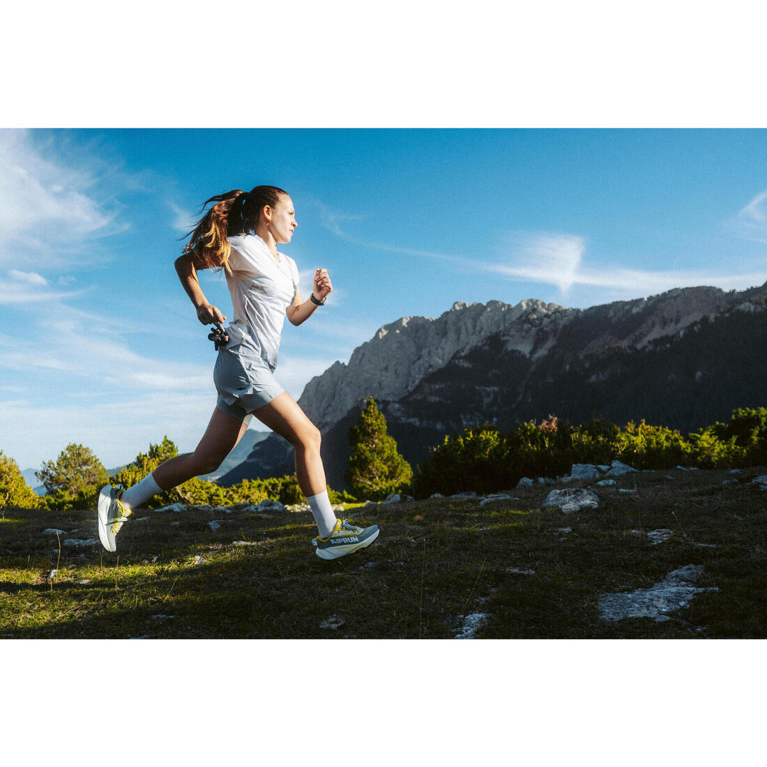 Chaussures de running trail femme, Kiprun kipsummit max gris et