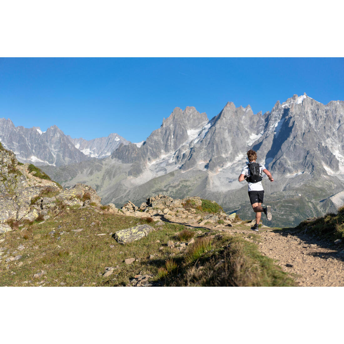 SAC TRAIL ULTRA RUNNING 15L MIXTE NOIR - VENDU AVEC POCHE À EAU 2L