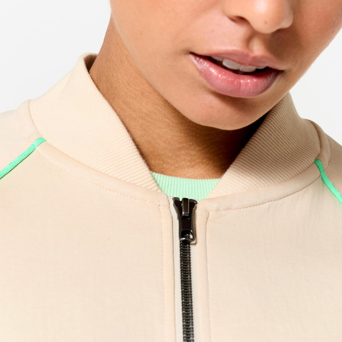 Veste bombers zipée femme, beige avec piping vert.