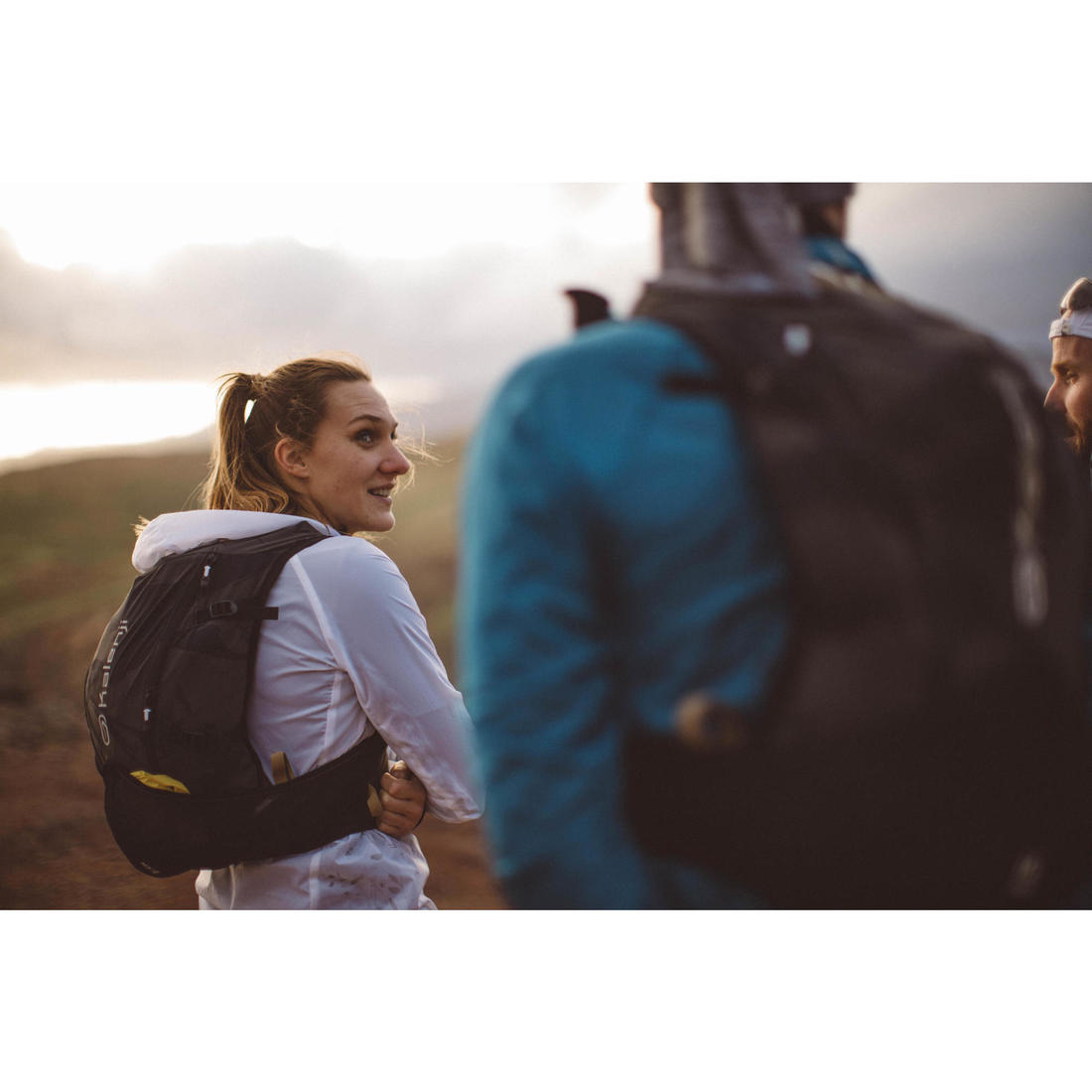 SAC TRAIL ULTRA RUNNING 15L MIXTE NOIR - VENDU AVEC POCHE À EAU 2L
